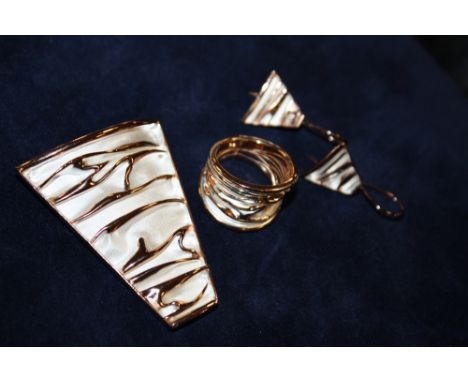 A MODERN SILVER ROSE GILT PENDANT, RING AND EARRINGS SET - APPROX 17.5G