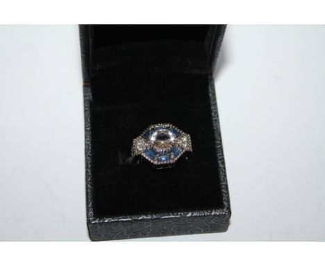 A HEXAGONAL SHAPED DRESS RING, SIZE L