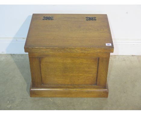 A small oak storage trunk - 51cm x 42cm 