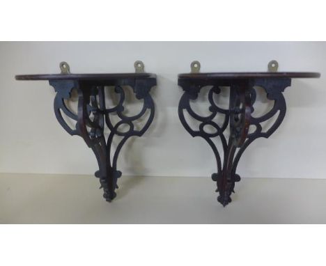 Two wall brackets with D end tops over a fretwork bracket - Height 25cm 