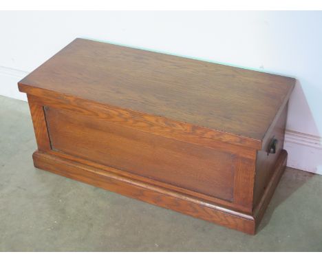 An oak storage trunk - Width 85cm x Height 38cm 