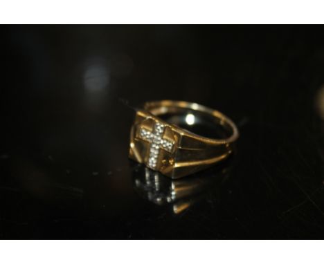 A GENTS 9CT GOLD CROSS SET DIAMOND RING