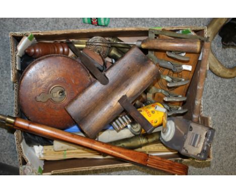 A TRAY OF COLLECTABLES TO INCLUDE MEASURING TOOLS ETC