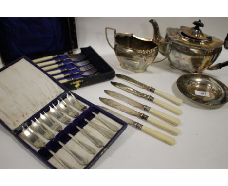 A COLLECTION OF SILVER PLATED WARE TO INCLUDE A TEAPOT