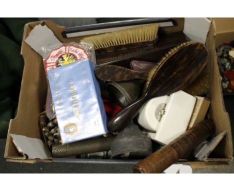 A TRAY OF COLLECTABLES TO INCLUDE CORGI AND DINKY TOY CARS, THIMBLES, DRESSING TABLE ITEMS ETC