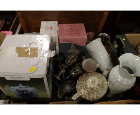 A TRAY OF ASSORTED CERAMICS TO INCLUDE A SADLER TEAPOT, BOXED FIGURES ETC. 