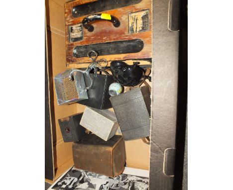 A TRAY OF ASSORTED COLLECTABLES TO INCLUDE VINTAGE CAMERAS, STATIONARY BOX ETC. 