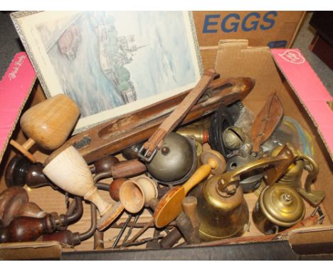 A TRAY OF METALWARE AND TREEN TO INCLUDE BRASS BELLS, HAND TOOLS ETC. 