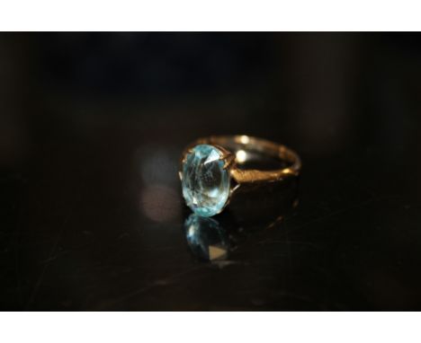 A LADIES 9CT GOLD BLUE TOPAZ DRESS RING