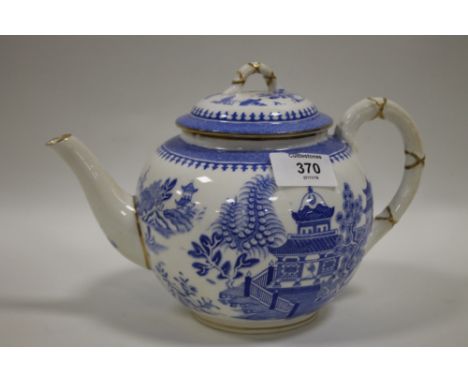 AN ANTIQUE ROYAL WORCESTER BLUE AND WHITE CERAMIC TEAPOT 