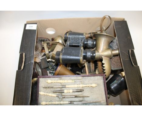 A QUANTITY OF VINTAGE COLLECTABLES TO INCLUDE A PLUMB BOB, BINOCULARS, COMPASS, COIN PURSE ETC