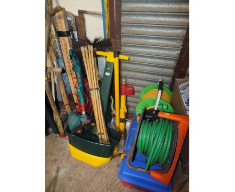 A QUANTITY OF TOOLS AND GARDEN ITEMS TO INCLUDE AN AXE, SAWS, HOSE REELS, WASHING LINE ETC