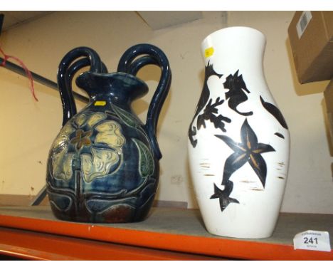 A BLUE CERAMIC TWIN HANDLED VASE TOGETHER WITH A SEAHORSE PATTERN VASE A/F 