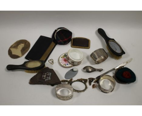 A BAG OF ASSORTED COLLECTABLES TO INCLUDE A HALLMARKED SILVER NAPKIN RING, BRUSHES ETC. 