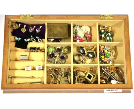 A jewellery box and contents (mostly vintage cufflinks).