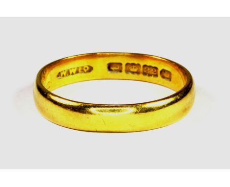 A 22ct yellow gold wedding band, with inscription 'Nellie, 5th Sept 1914', (approx. 4.4g), (R.5).