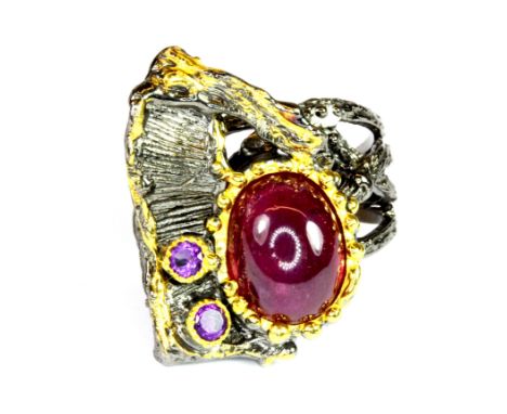 A Hana Maae 925 silver gilt ring set with a lovely cabochon cut ruby and amethyst, (P).