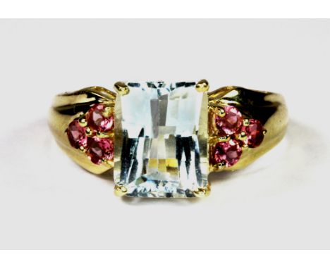 A 9ct yellow gold (stamped 375 worn mark) ring set with faceted rectangular blue topaz and pink tourmaline set shoulders, ( R