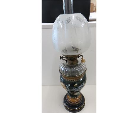 Victorian Royal Doulton oil lamp complete etched glass shade in good condition 
