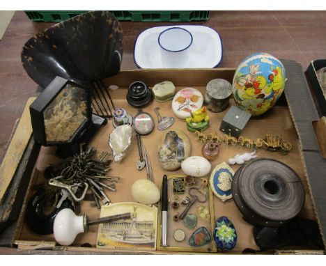 Collectors lot to inc Hair comb, eggs, vintage keys, diorama, enamels and various trinkets and treasures&nbsp;