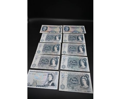 Bank of England assorted five pound notes to incl 2x 1957 cashier O'Brien helmeted Britannia issues B60 537392 and D87 178276