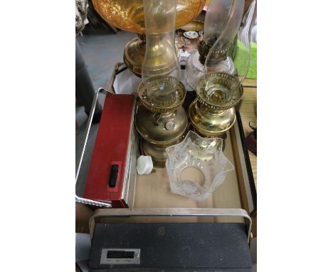 Early 20th C oil lamp with glass bowl and cast base, three other similar lamps and two vintage Alba radios 