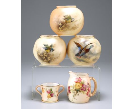 FIVE PIECES OF ROYAL WORCESTER PORCELAIN, COMPRISING; THREE VASES, wyvern globular form, two painted with blue tits on gilt b