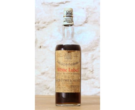 1 BOTTLE DEWARS FINEST SCOTCH WHISKY 'WHITE LABEL' 1950'S 'SPRING CAP' - Level at the shoulder