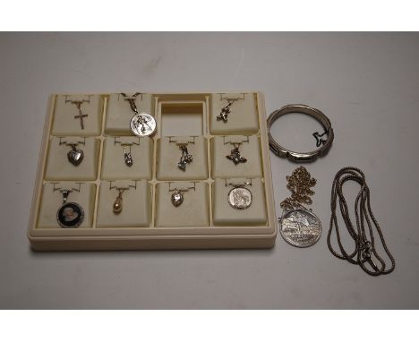 A collection of mainly silver and white metal jewellery, to include St Christopher pendant, heart shaped pendant, Jasper ware