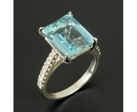 An 18 ct white gold aquamarine and diamond ring, aquamarine 4.45 carats, ring size K (see illustration).