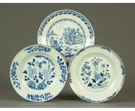 Three late 18th/early 19th century Chinese blue and white plates, two decorated with floral sprays the other a willow pattern