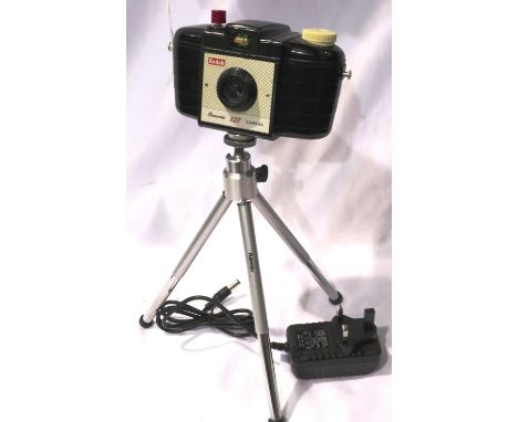 Kodak 127 bakelite camera lamp on tripod with power supply, working at time of lotting. P&amp;P Group 1 (£14+VAT for the firs