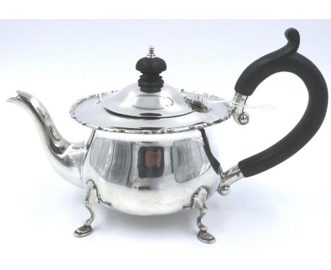 George V hallmarked silver teapot, Birmingham assay 1917, H: 90 mm, 390g. P&amp;P Group 1 (£14+VAT for the first lot and £1+V