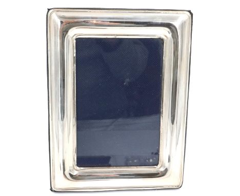 Sterling silver photograph frame, 20 x 15 cm. P&amp;P Group 2 (£18+VAT for the first lot and £3+VAT for subsequent lots) 