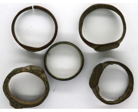 Five Medieval ladies pauper wedding rings, D: 15 mm. P&amp;P Group 0 (£5+VAT for the first lot and £1+VAT for subsequent lots
