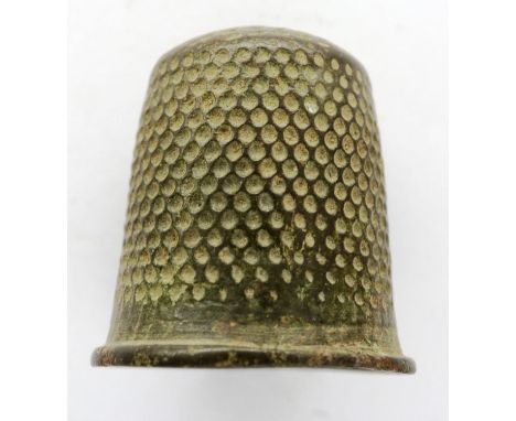 Georgian childs thimble in good condition, H: 19 mm. P&amp;P Group 0 (£5+VAT for the first lot and £1+VAT for subsequent lots