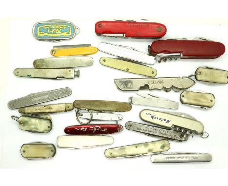 Twenty four mixed pocket knives. P&amp;P Group 2 (£18+VAT for the first lot and £3+VAT for subsequent lots) 
