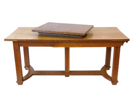 Early 20th century Art Deco design extending dining table, the rectangular top with pegged detail supported on five square se