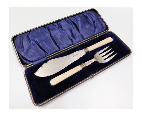 A 1908 Edwardian cased Sheffield silver fish serving set by Harrison Bros &amp; George Howson approx. 200g