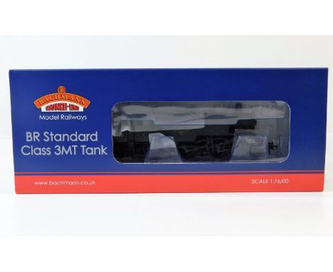 A boxed 00 gauge Bachmann model train: BM 31-980 BR Standard Class 3MT 82020 BR Green late crest (Weathered)