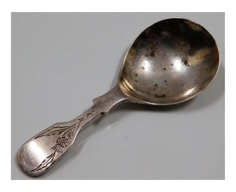 A fiddle back Sheffield silver caddy spoon with thistle decor 1964, approx. 19.7g 