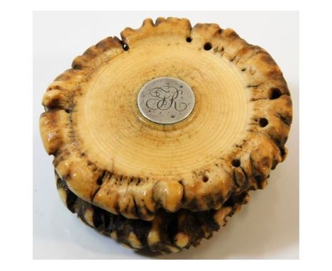 A late Victorian horn lidded snuff box with monogrammed white metal insert, approx. 2.75in wide