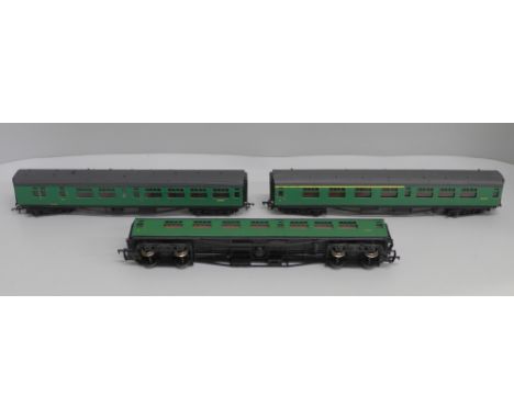 Three Bachmann 00 gauge carriages (Southern Region) 