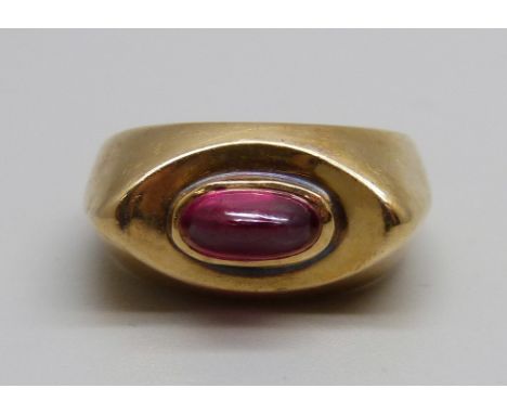 A 14ct gold ring set with a cabochon ruby, 6.1g, N 