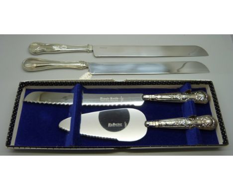 A silver handled bread knife and pie server, and two cake knives 