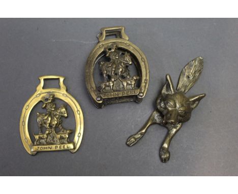 A brass door knocker in the form of a fox, together with a a John Peel letter rack and horse brass, the door knocker measurin