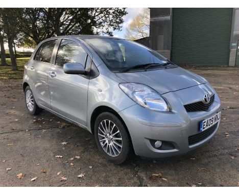 2009 Toyota Yaris 1,329cc VVT-i SR, petrol, manual, 5 door, finished in grey with a cloth interior. reg. no. EA09 NNJ, 15,409