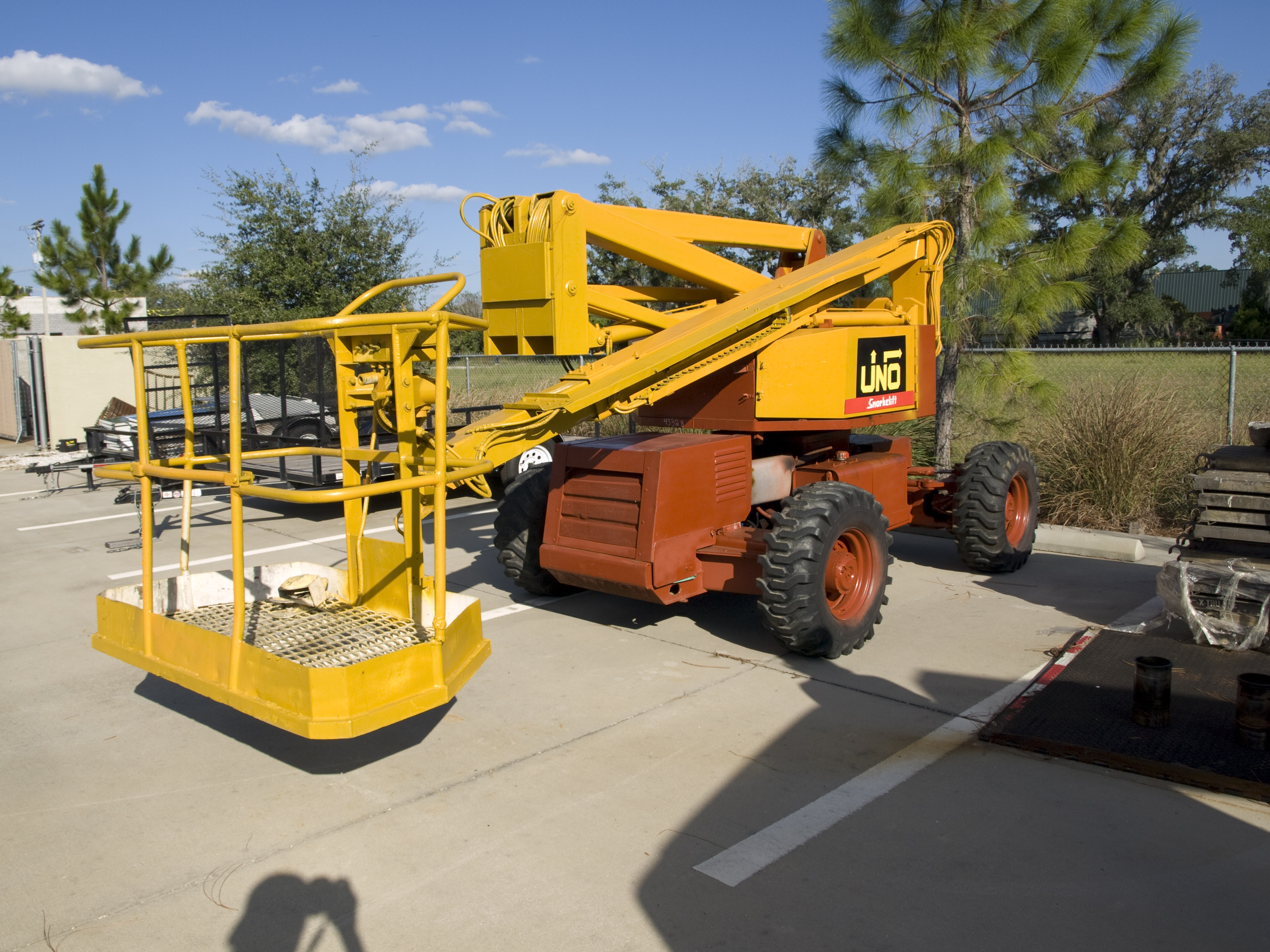 UNO41G SNORKEL LIFT 4 WHEEL DRIVE ARTICULATIONG BOOM LIFT 5052 HRS