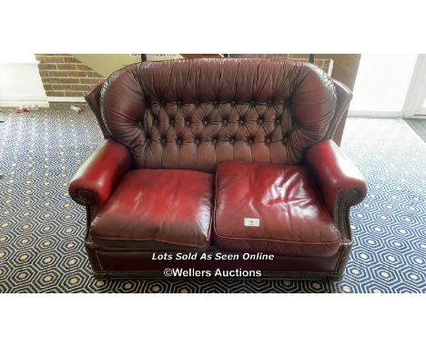 CHESTERFIELD STYLE 2 SEATER SOFA, IN BURGENDY, 90CM (H) X 137CM (W) X 90CM (D) / COLLECTION LOCATION: OLD WOKING DISTRICT REC