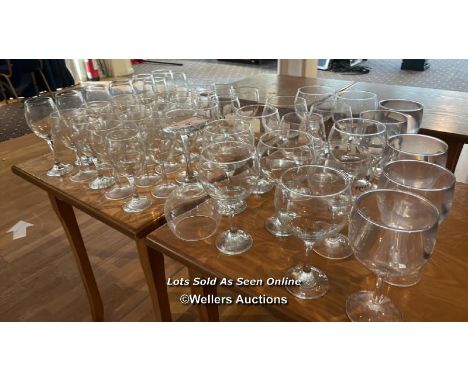 APPROX. 50X GIN AND WINE GLASSES / COLLECTION LOCATION: OLD WOKING DISTRICT RECREATION CLUB, 33 WESTFIELD ROAD, WOKING, GU22 